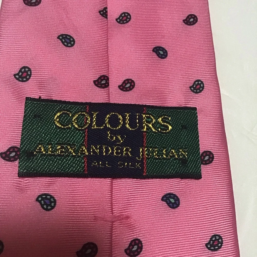 Coulours by Alexander Julian 100% Silk Bubblegum Pink Paisley Men’s Neck Tie‎